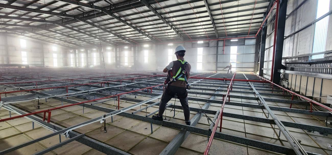 Quét Mạng Nhện Nhà Xưởng: Nhanh Chóng, Hiệu Quả, Chuyên Nghiệp